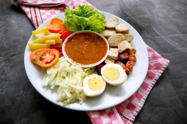 Gado-gado, sebze, patates, tempeh, tofu, havuç, domates, marul, yumurta, pirinç keki ve fıstık sosundan oluşan geleneksel bir Endonezya salatasıdır. Salata.