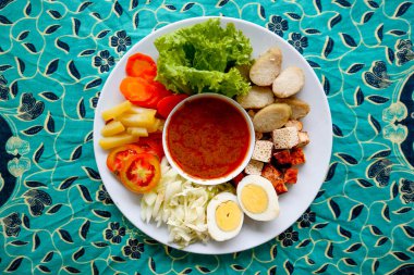 Gado-gado, sebze, patates, tempeh, tofu, havuç, domates, marul, yumurta, pirinç keki ve fıstık sosundan oluşan geleneksel bir Endonezya salatasıdır. Salata.