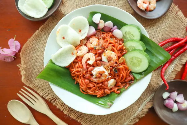 Stock image Mi Aceh, Mie Aceh or Acehnese noodles is a spicy dish typical of Aceh consisting of thick yellow noodles, slices of beef, mutton or shrimp, sliced red onions, cucumbers with a savory and spicy curry sauce.