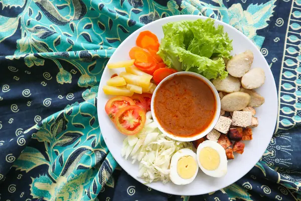 Gado-gado, sebze, patates, tempeh, tofu, havuç, domates, marul, yumurta, pirinç keki ve fıstık sosundan oluşan geleneksel bir Endonezya salatasıdır. Salata.