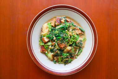 Lotek, Endonezya 'da sebze, chayote, lahana, taze Jackfruit, tempeh, tofu, uzun fasulye ve fıstık soslu ve krakerli fasulye filizinden yapılan geleneksel bir salatadır.