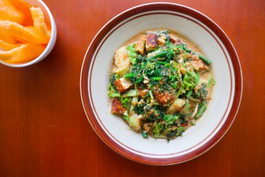 Lotek, Endonezya 'da sebze, chayote, lahana, taze Jackfruit, tempeh, tofu, uzun fasulye ve fıstık soslu ve krakerli fasulye filizinden yapılan geleneksel bir salatadır.