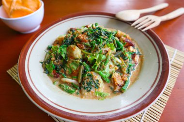 Lotek, Endonezya 'da sebze, chayote, lahana, taze Jackfruit, tempeh, tofu, uzun fasulye ve fıstık soslu ve krakerli fasulye filizinden yapılan geleneksel bir salatadır.