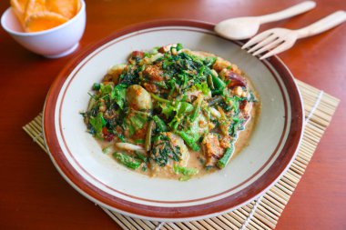 Lotek, Endonezya 'da sebze, chayote, lahana, taze Jackfruit, tempeh, tofu, uzun fasulye ve fıstık soslu ve krakerli fasulye filizinden yapılan geleneksel bir salatadır.