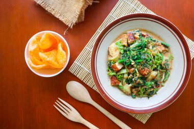 Lotek, Endonezya 'da sebze, chayote, lahana, taze Jackfruit, tempeh, tofu, uzun fasulye ve fıstık soslu ve krakerli fasulye filizinden yapılan geleneksel bir salatadır.