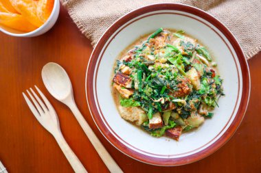 Lotek, Endonezya 'da sebze, chayote, lahana, taze Jackfruit, tempeh, tofu, uzun fasulye ve fıstık soslu ve krakerli fasulye filizinden yapılan geleneksel bir salatadır.