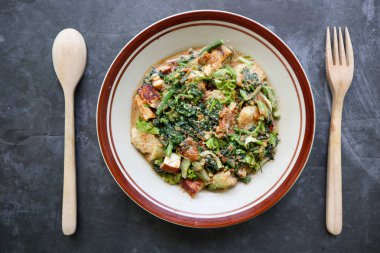 Lotek, Endonezya 'da sebze, chayote, lahana, taze Jackfruit, tempeh, tofu, uzun fasulye ve fıstık soslu ve krakerli fasulye filizinden yapılan geleneksel bir salatadır.