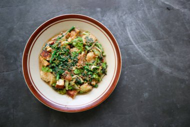 Lotek, Endonezya 'da sebze, chayote, lahana, taze Jackfruit, tempeh, tofu, uzun fasulye ve fıstık soslu ve krakerli fasulye filizinden yapılan geleneksel bir salatadır.