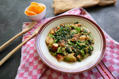 Lotek, Endonezya 'da sebze, chayote, lahana, taze Jackfruit, tempeh, tofu, uzun fasulye ve fıstık soslu ve krakerli fasulye filizinden yapılan geleneksel bir salatadır.