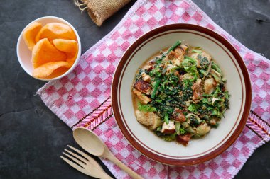 Lotek, Endonezya 'da sebze, chayote, lahana, taze Jackfruit, tempeh, tofu, uzun fasulye ve fıstık soslu ve krakerli fasulye filizinden yapılan geleneksel bir salatadır.