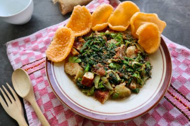 Lotek, Endonezya 'da sebze, chayote, lahana, taze Jackfruit, tempeh, tofu, uzun fasulye ve fıstık soslu ve krakerli fasulye filizinden yapılan geleneksel bir salatadır.