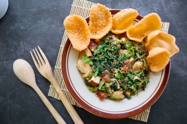 Lotek, Endonezya 'da sebze, chayote, lahana, taze Jackfruit, tempeh, tofu, uzun fasulye ve fıstık soslu ve krakerli fasulye filizinden yapılan geleneksel bir salatadır.