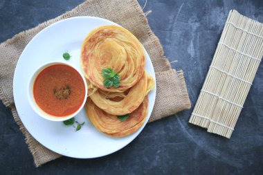 Roti Canai ya da Paratha Ekmeği, köri soslu, acılı gevrek ve yoğurtlu.