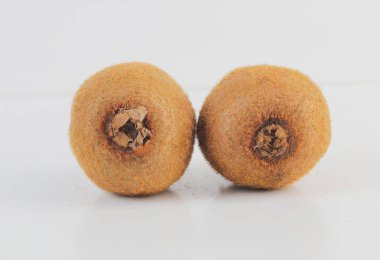 Beyaz arka planda iki kivi oturuyor. Meme uçlu kadın göğüsleri metaforu..