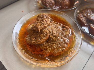 Rendang Jengkol ya da Hindistan cevizi sütü ve baharatların içinde kaynatılmış köpek meyvesi. Endonezya 'nın geleneksel konforlu yemekleri, baharatlı tatları tipik rendang ve yasal jengkol dokusuyla.