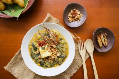 Manado lapası veya Tinutuan lapası geleneksel lapadır. Manadonlu pirinç lapası, balkabağı, mısır ve sebzelerle karıştırılmış. Tofu, tuzlu balık, acılı sos ya da sambal ile servis edilir.