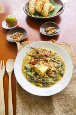 Manado lapası veya Tinutuan lapası geleneksel lapadır. Manadonlu pirinç lapası, balkabağı, mısır ve sebzelerle karıştırılmış. Tofu, tuzlu balık, acılı sos ya da sambal ile servis edilir.