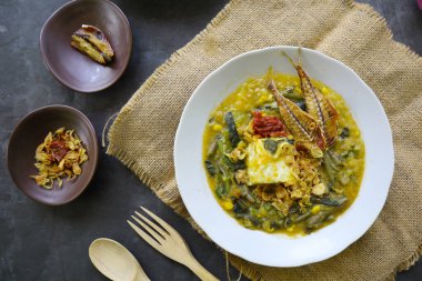 Manado lapası veya Tinutuan lapası geleneksel lapadır. Manadonlu pirinç lapası, balkabağı, mısır ve sebzelerle karıştırılmış. Tofu, tuzlu balık, acılı sos ya da sambal ile servis edilir.