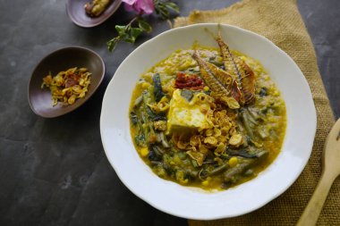 Manado lapası veya Tinutuan lapası geleneksel lapadır. Manadonlu pirinç lapası, balkabağı, mısır ve sebzelerle karıştırılmış. Tofu, tuzlu balık, acılı sos ya da sambal ile servis edilir.