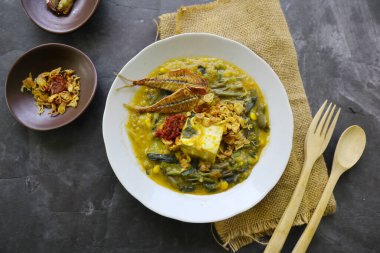 Manado lapası veya Tinutuan lapası geleneksel lapadır. Manadonlu pirinç lapası, balkabağı, mısır ve sebzelerle karıştırılmış. Tofu, tuzlu balık, acılı sos ya da sambal ile servis edilir.