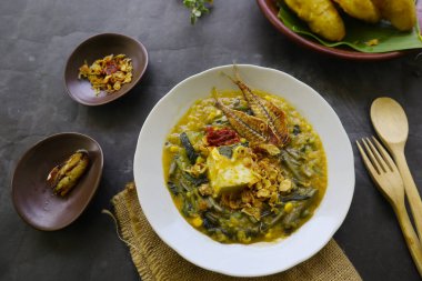 Manado lapası veya Tinutuan lapası geleneksel lapadır. Manadonlu pirinç lapası, balkabağı, mısır ve sebzelerle karıştırılmış. Tofu, tuzlu balık, acılı sos ya da sambal ile servis edilir.