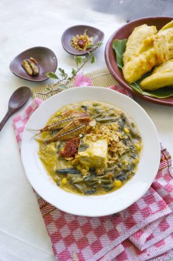 Manado lapası veya Tinutuan lapası geleneksel lapadır. Manadonlu pirinç lapası, balkabağı, mısır ve sebzelerle karıştırılmış. Tofu, tuzlu balık, acılı sos ya da sambal ile servis edilir.