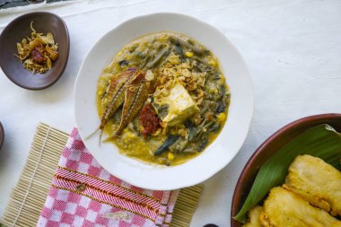 Manado lapası veya Tinutuan lapası geleneksel lapadır. Manadonlu pirinç lapası, balkabağı, mısır ve sebzelerle karıştırılmış. Tofu, tuzlu balık, acılı sos ya da sambal ile servis edilir.