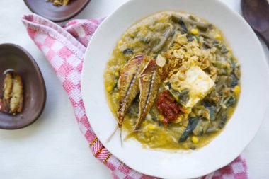 Manado lapası veya Tinutuan lapası geleneksel lapadır. Manadonlu pirinç lapası, balkabağı, mısır ve sebzelerle karıştırılmış. Tofu, tuzlu balık, acılı sos ya da sambal ile servis edilir.