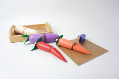 Sebze şeklinde renkli ahşap bir oyuncak. Çocuklar için eğitici mantık oyuncağı. Çocuk Gelişimi için Montessori Oyunları