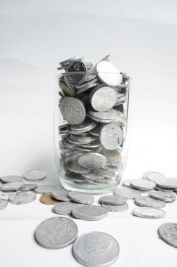 Beyaz arka planda cam rupaih sikkeler. Para tasarrufu kavramı
