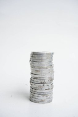 Beyaz arkaplanda gümüş para yığını.