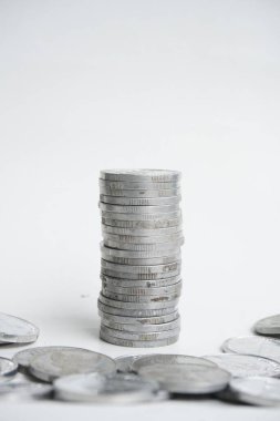 Beyaz arkaplanda gümüş para yığını.