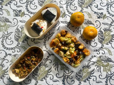 Onigiri, sapo tofu ve portakal meyvesi, Asya yemeği.