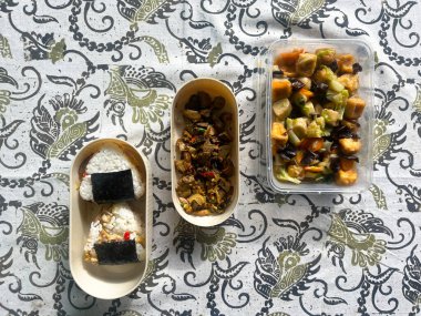 Onigiri, sapo tofu ve portakal meyvesi, Asya yemeği.