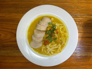 Mie Laksan is a food from Palembang made from boiled pempek mixed with coconut milk, yellow noodles, bean sprouts, celery and fried onions. clipart