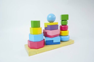 Bebek için tahta oyuncaklar, izole edilmiş çocuklar, beyaz arka planda izole edilmiş tahta bloklar.