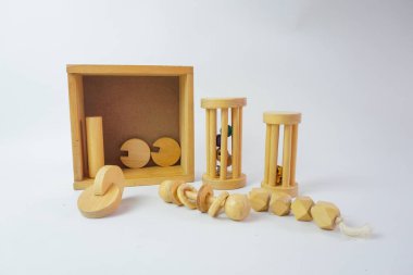 Tahta silindirli tahta bir oyuncak seti, top, yüzük, izole edilmiş beyaz arka plan