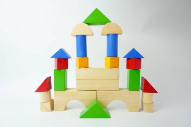 oyuncaklar, inşaat tuğlaları, ahşap renkli çocuk binaları tecrit edilmiş beyaz arka plan blokları