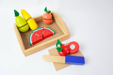 Tahta oyuncak, meyve şeklinde renkli ahşap oyuncak. Çocuklar için eğitici mantık oyuncağı. Çocuk Gelişimi için Montessori Oyunları