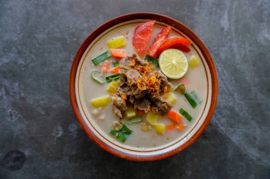 Soto Betawi, Hindistan cevizi sütü ve süt sosu, et, sakatat, havuç, patates, limon ve baharattan oluşan geleneksel bir jakarta yemeğidir..
