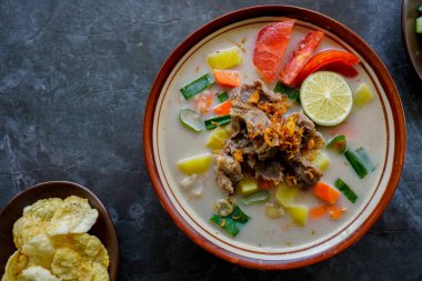 Soto Betawi, Hindistan cevizi sütü ve süt sosu, et, sakatat, havuç, patates, limon ve baharattan oluşan geleneksel bir jakarta yemeğidir..