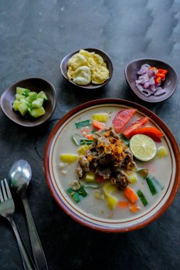 Soto Betawi, Hindistan cevizi sütü ve süt sosu, et, sakatat, havuç, patates, limon ve baharattan oluşan geleneksel bir jakarta yemeğidir..