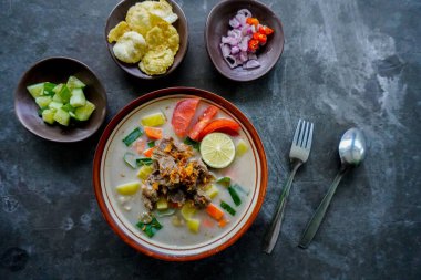 Soto Betawi, Hindistan cevizi sütü ve süt sosu, et, sakatat, havuç, patates, limon ve baharattan oluşan geleneksel bir jakarta yemeğidir..