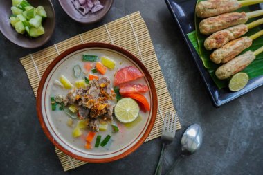 Soto Betawi, Hindistan cevizi sütü ve süt sosu, et, sakatat, havuç, patates, limon ve baharattan oluşan geleneksel bir jakarta yemeğidir..