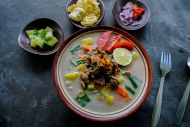 Soto Betawi, Hindistan cevizi sütü ve süt sosu, et, sakatat, havuç, patates, limon ve baharattan oluşan geleneksel bir jakarta yemeğidir..