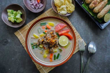 Soto Betawi, Hindistan cevizi sütü ve süt sosu, et, sakatat, havuç, patates, limon ve baharattan oluşan geleneksel bir jakarta yemeğidir..