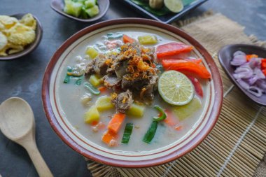 Soto Betawi, Hindistan cevizi sütü ve süt sosu, et, sakatat, havuç, patates, limon ve baharattan oluşan geleneksel bir jakarta yemeğidir..