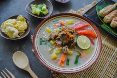 Soto Betawi, Hindistan cevizi sütü ve süt sosu, et, sakatat, havuç, patates, limon ve baharattan oluşan geleneksel bir jakarta yemeğidir..