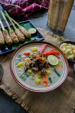 Soto Betawi, Hindistan cevizi sütü ve süt sosu, et, sakatat, havuç, patates, limon ve baharattan oluşan geleneksel bir jakarta yemeğidir..