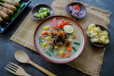 Soto Betawi, Hindistan cevizi sütü ve süt sosu, et, sakatat, havuç, patates, limon ve baharattan oluşan geleneksel bir jakarta yemeğidir..
